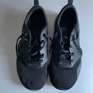 Nike boys sneaker black size 3 new